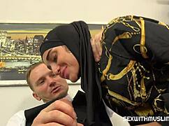 可爱的阿拉伯女人戴头巾吸销售员的鸡巴