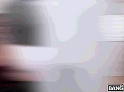 Алмазный член удовлетворяет мачеху интенсивным минетом