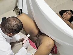 Titkos nőgyógyász becsapja a kövér beteget szexre, baszi bele beleegyezés nélkül