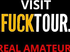 Hej, podívej na tuhle slintající hubenou kurvu, co dělá 69 a hluboce cucá obří pták!