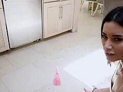 וואו, אחות חורגת נותנת לאחיה יד חזקה