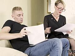 Olen järkyttynyt kun tämä mies sitoo opettajan jalat villiin, epätavalliseen oppituntiin Tutor4K:n kanssa