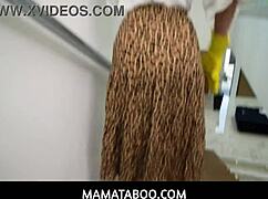 Molio sam svoju maćehu Kenzie Love za pomoć, ali ona je žudela za mojim ogromnim kurcem