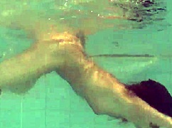Natalia Kupalka, de mooie Russische brunette 18+, zwemt naakt in het zwembad onderwater, haar prachtige lichaam volledig zichtbaar.