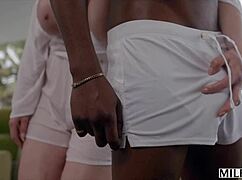 الزوجة الثرية كيانا تركب زب أنتون الكبير الأسود بحرارة