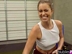 Follando a su cita de Tinder tras selfie gym post-entreno