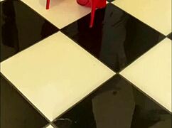 Ich durchnässe meine Jeans und roten klassischen Heels beim Pieseln!