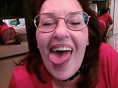 Sexig sekreterare i röd klänning längtar efter total dominans