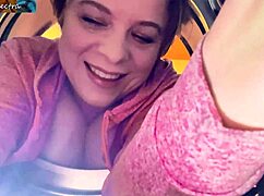 Мащеха заседнала в пералнята получава силно чукане в двете дупки за тайна