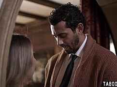 中国熟女女主人Nicole Doshi从后面接受BBC肛交后入式