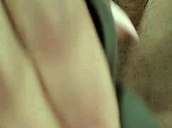 Jen já, pomalu hladím svou chlupatou kundičku sólově s obrovským černým ptákem, až vytryskám tvrdě