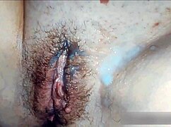 Husmor får to varme cum-loads på hendes store røv og hårede fisse i bruseren