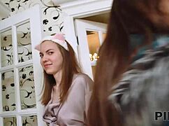 Oletko nähnyt kekseliään tytön ja hänen hoikan ystävänsä nussittavan yhdellä kaverilla? Molemmat reiät täynnä!