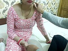 Istri India selingkuh ketahuan naik cowok lain di affair kamar kotor. Seks Hindi penuh gairah mentah.