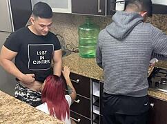 สาวสะใภ้หักหลังโดนเพื่อนสามีจับกดขณะทำอาหารใกล้ๆ