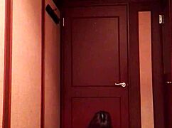 Черт, она жестко пинает эти яйца в дикой сессии