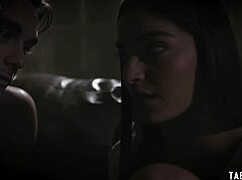 Het 18+ jente mister jomfrudommen til sjarmerende gutt i casual sex