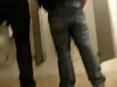 Nahá Brazilka dráždí venku na veřejnosti na plážích Florianopolis