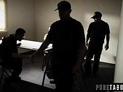 Adriana Chechik sprutar hårt under gränspolisens dubbla undersökning