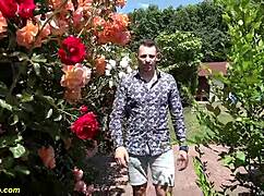 真实熟女在狂野夏日花园肛交派对中被深深插入