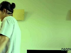 Αυτή η 4K κόκκινη εφηβική 18+ πιάστηκε σε απαγορευμένο σεξ στον καναπέ με τον φίλο της