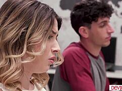 Professora milf de peitos grandes fode alunos adolescentes 18+