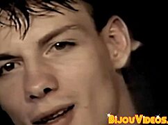 Vay be! İnce genç homoseksüel duşta kıçına sertçe pompalanıyor!