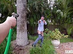 Kira Perez tini locsolja a növényeket és a puncit is benedvesíti