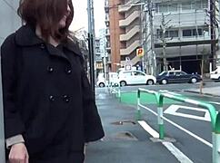 アジアのティーンが日本の街中でパンティをフラッシュ