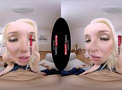 Szőke csaj harisnyában lezárja az alkut