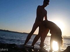 J'adore baiser ma femme chaude partout en public