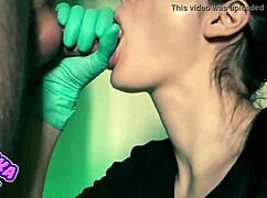 뜨거운 마스크 걸이 입에 가득 싸줘