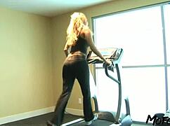 Šťastný chlap získá horký sex po intenzivním cvičení na Mofozo.com