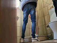 Pillé a mi madrastra masturbándose con consolador de vidrio en la ducha mientras baño