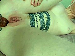 내 보지를 크게 만들어 그가 내 엉덩이 박고 싶어하게 함.