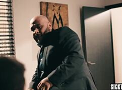 فتاة مثيرة تيفاني واتسون بطيز مثالي تنظف بنطاله. ثم تمتص قضيبه الكبير الصلب!