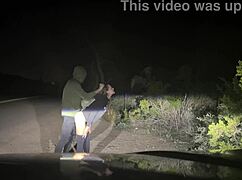 Чувак, грубый публичный секс, просто долбит ее пизду у дороги...