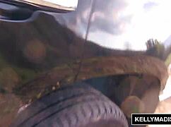 Kelly Madison - Fingerer ute med store naturlige pupper, wow!