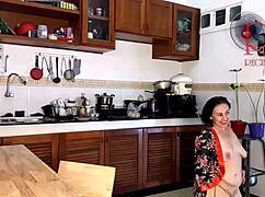 Dona de Casa de Meias Recebe Orgasmo Selvagem Cozinhando