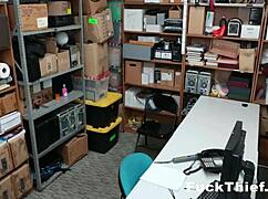 srác, fekete tini 18+ 18+ lopáson kapják ötfingernyi kedvezménnyel, nagy bajba kerül