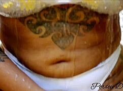 Moje sousedka se koupe na zahradě, sundává bikiny, nemohl jsem odolat jejímu mokrému tělu v divokém šukání