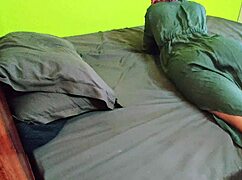 아시안 새엄마가 갑작스러운 침대 섹스에 당황