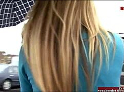 Blond moden med store naturlige pupper nyter BBC i interracial action