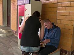 Horká německá novinářka šukána tvrdě na toaletě na stanici