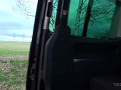 فتاة مشردة مجنونة 18+ تُنيك بقوة في سيارة متحركة 😱