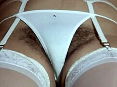 At se min stedsøns venner onanere til mine hårede trusser gør mig vild.