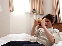 嘿，你相信这个疯狂亚洲妈妈和大屁股渴望舔阴吗？