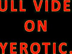 Urocza dojrzała kobieta pokazuje swoje surowe umiejętności