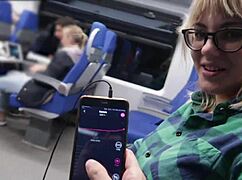 teen 18+ kawal orgasme dengan mainan semasa tumpang kereta api awam.