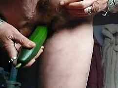 Německá babička kurva jebe svou díru okurkou.